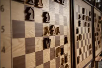Eleganckie drewniane szachy demonstracyjne - szachownica z figurami