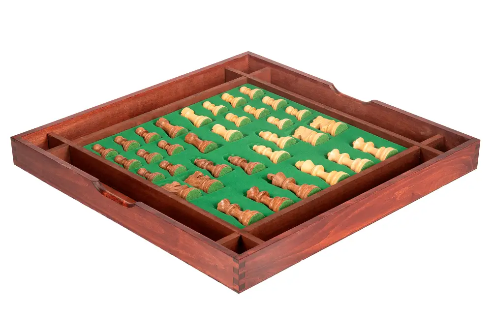 Drewniana kasetka z przegródkami na figury szachowe