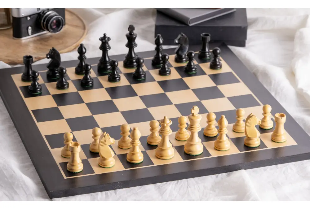 Zestaw szachowy Timeless z hebanizowaną szachownicą (48x48cm)