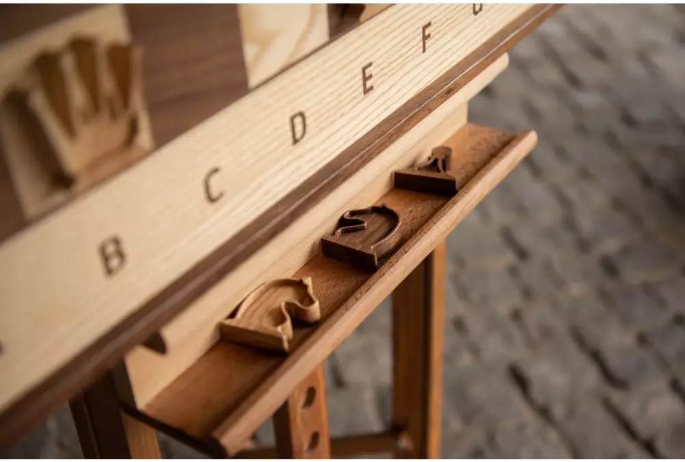 Eleganckie drewniane szachy demonstracyjne ze stelażem