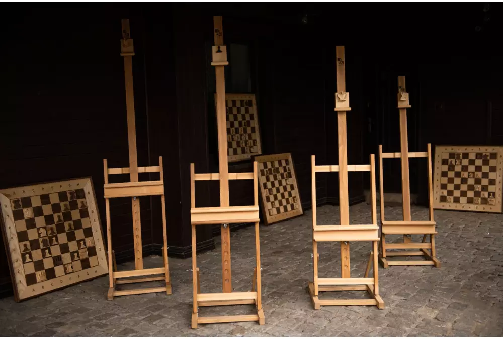 Eleganckie drewniane szachy demonstracyjne ze stelażem