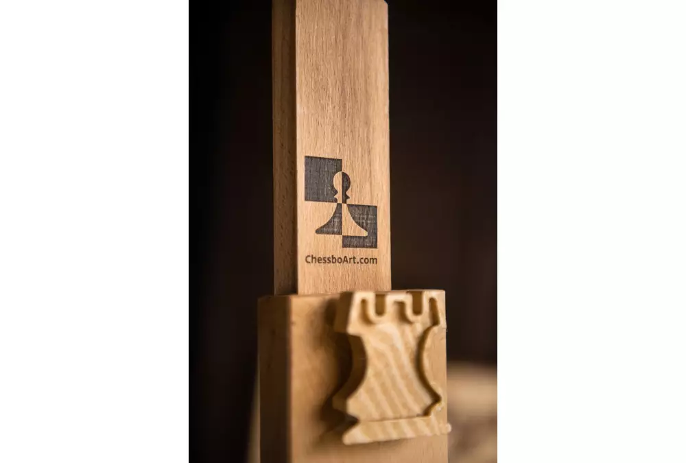 Eleganckie drewniane szachy demonstracyjne ze stelażem