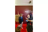 Eleganckie drewniane szachy demonstracyjne ze stelażem