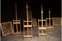 Eleganckie drewniane szachy demonstracyjne ze stelażem