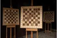 Eleganckie drewniane szachy DEMONSTRACYJNE - szachownica (80x80cm) z figurami Eleganckie drewniane szachy DEMONSTRACYJNE - szachownica (80x80cm) z figurami