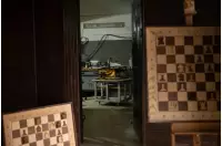 Eleganckie drewniane szachy demonstracyjne ze stelażem