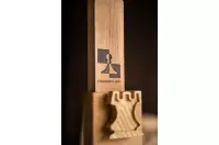 Eleganckie drewniane szachy demonstracyjne ze stelażem