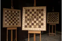 Eleganckie drewniane szachy demonstracyjne ze stelażem