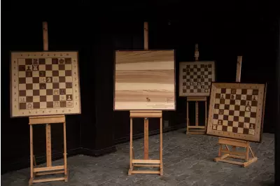 Eleganckie drewniane szachy demonstracyjne ze stelażem