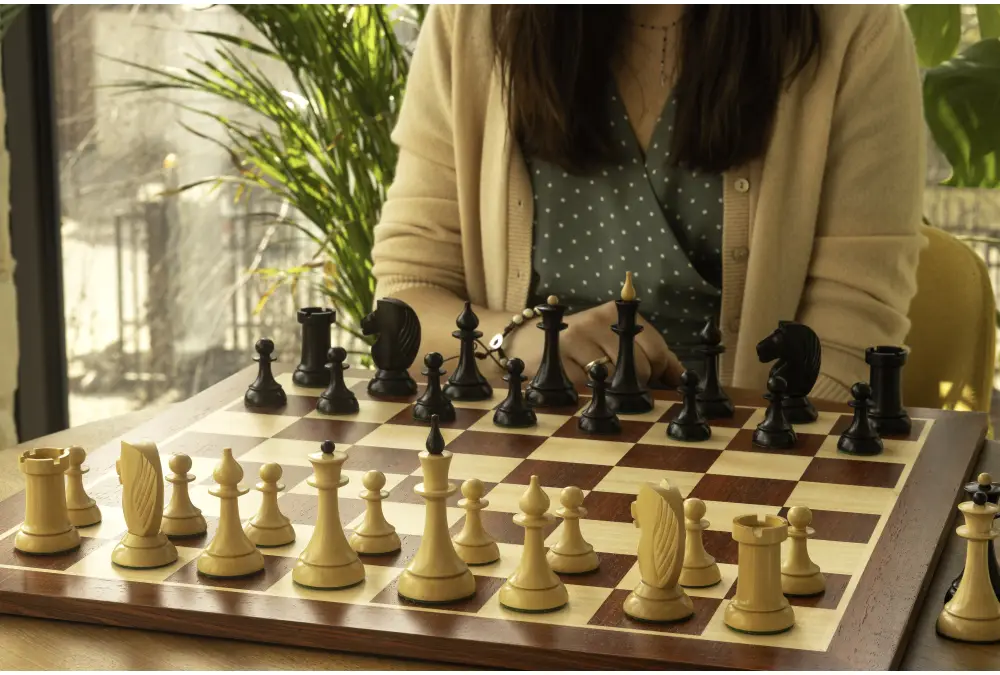 Figury szachowe Queen's Gambit 1957 Bukszpan hebanizowany 3,75 cala