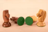 Figury szachowe Queen's Gambit 1957 akacja indyjska 3,75 cale Figury szachowe Queen's Gambit 1957 akacja indyjska 3,75 cale