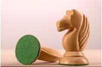 Figury szachowe Queen's Gambit 1957 akacja indyjska 3,75 cale Figury szachowe Queen's Gambit 1957 akacja indyjska 3,75 cale