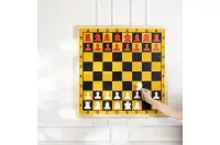 SZACHY DEMONSTRACYJNE MAGNETYCZNE - drewniana rama, składane na pół, dołączone figury SZACHY DEMONSTRACYJNE MAGNETYCZNE - drewniana rama, składane na pół, dołączone figury