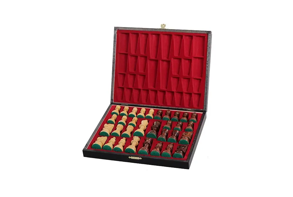 Eleganckie figury szachowe w czarnej drewnianej kasetce