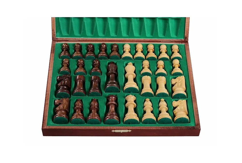 Eleganckie figury szachowe w brązowej drewnianej kasetce