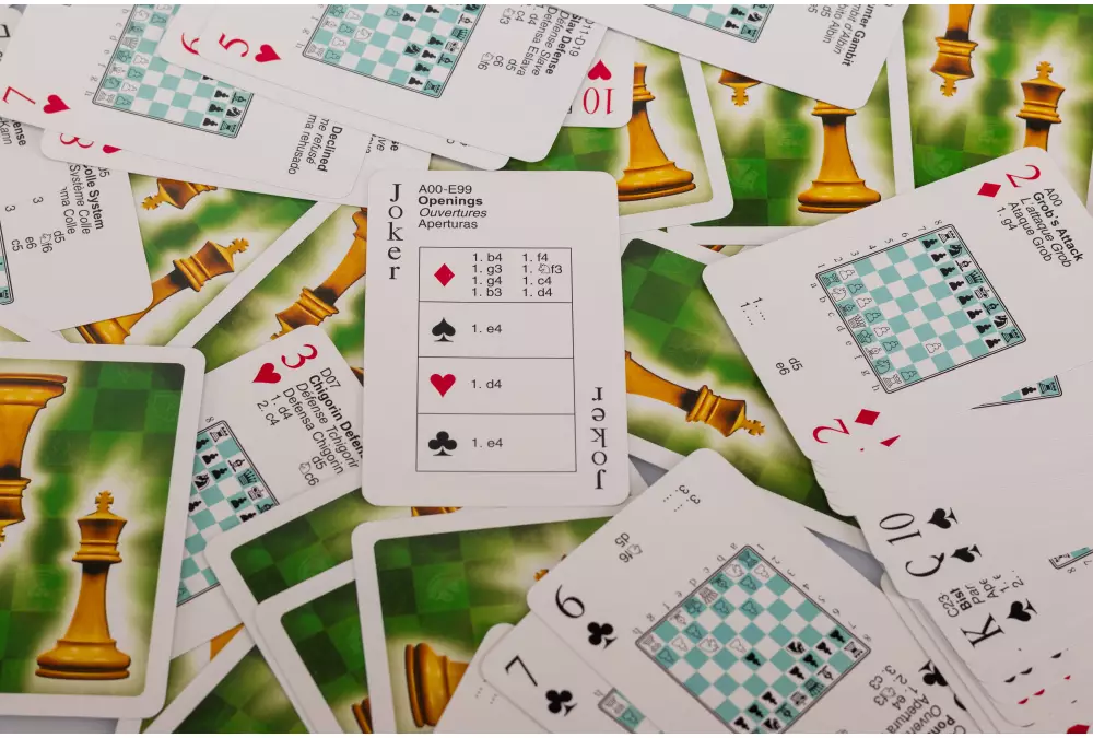 Karty 2 w 1 - klasyczne karty do gry + debiuty szachowe