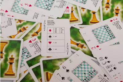 Karty 2 w 1 - klasyczne karty do gry + debiuty szachowe