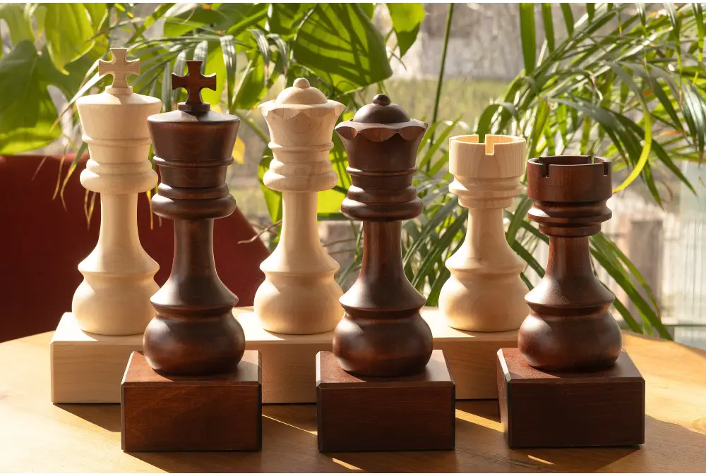 Puchar szachowy drewniany - Czarna wieża (20 cm)