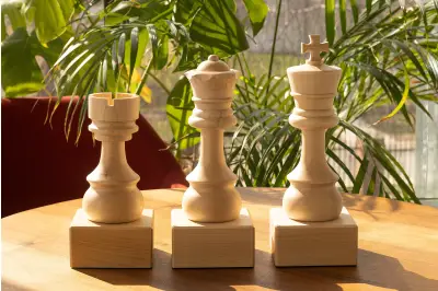 Puchar szachowy drewniany - Biały Hetman (26 cm)