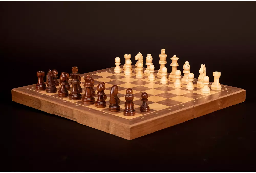 Szachy magnetyczne-orzechowe (33x33cm)