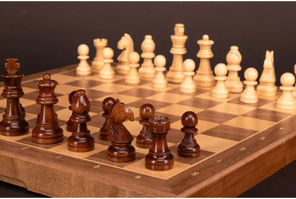 Szachy magnetyczne-orzechowe (33x33cm)