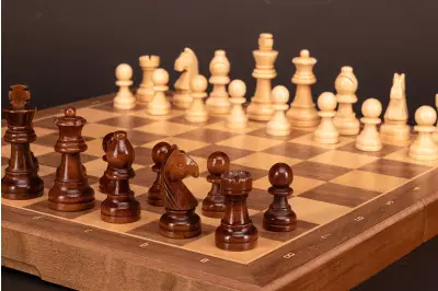 Szachy magnetyczne-orzechowe (33x33cm)
