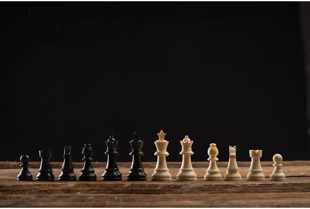 Zestaw szachowy - figury plastikowe TR03G (król 96 mm) + szachownica tekturowa składana o polu 55 mm