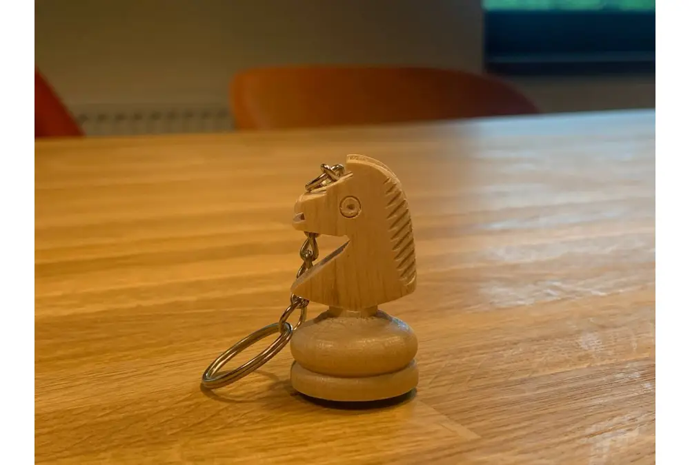 Brelok biały skoczek